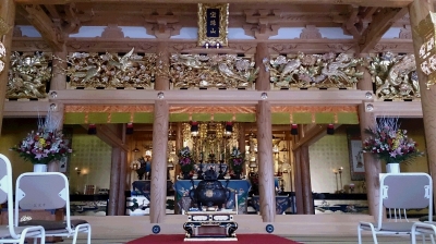 本堂の内観