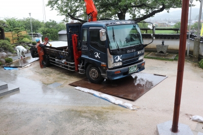 雨の中鉄板設置作業.JPG